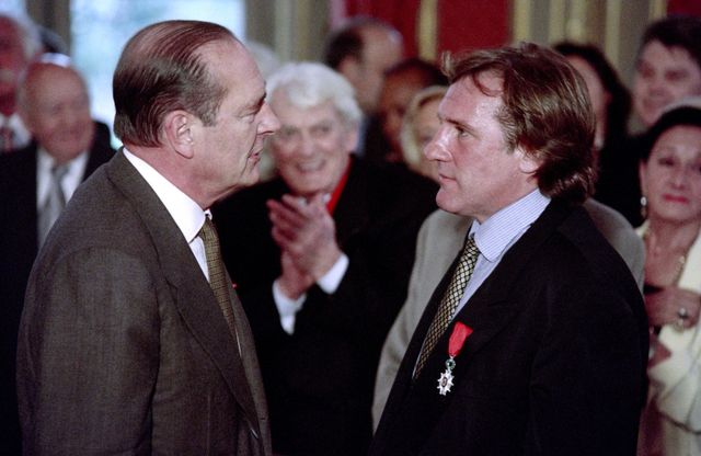 Gérard Depardieu est décoré de la Légion d'honneur par Jacques Chirac, le 2 mai 1996, au palais de l'Élysée.