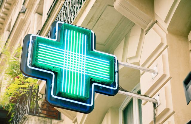 Plusieurs changements auront lieu en pharmacies en 2024.Une cystite traitée par un pharmacien, des antibiotiques dispensés sans ordonnance ou du paracétamol délivré à l’unité : voilà une partie de ce qui sera possible en pharmacie dès le 1er janvier prochain. Parmi les nouveautés à prévoir pour 2024, les officines sont en effet particulièrement concernées.